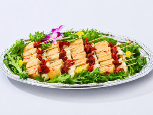 フィンガーフードプランに含まれるチキンパテとドライトマトのピンチョス。チキンパテとドライトマトを串に刺して盛り付けたフィンガーフード