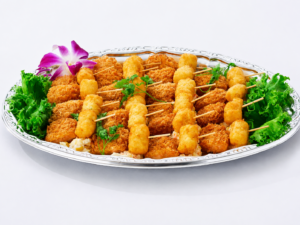 フィンガーフードプランに含まれる海老カツ＆ハッシュポテトのピンチョスの盛り付け画像