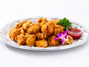 プランに含まれる唐揚げを盛り付けた大皿料理の画像