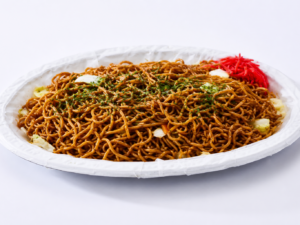 焼きそばを大皿に盛り付けた商品画像