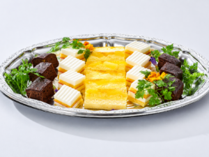 オードブルプランに含まれるケーキアソート。チョコレートケーキや白いケーキ、黄色いケーキを盛り合わせたデザートプレート
