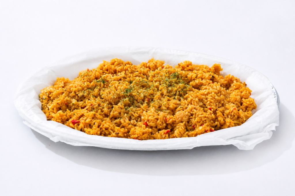 ボリュームアッププランに含まれるカレーピラフを大皿に盛り付けた商品画像