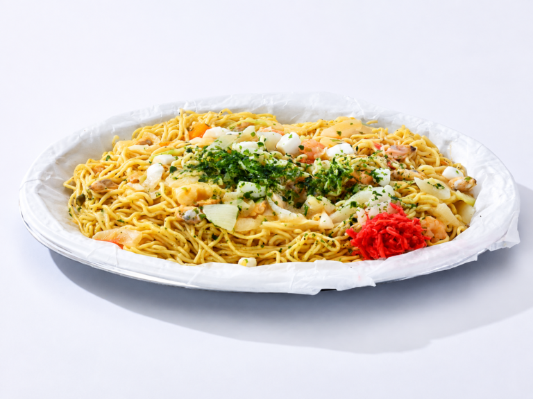 ボリュームアッププランに含まれる海鮮塩焼きそばを大皿に盛り付けた商品画像