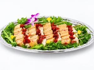 フィンガーフードプランに含まれるチキンパテとドライトマトのピンチョス。チキンパテとドライトマトを串に刺して盛り付けたフィンガーフード