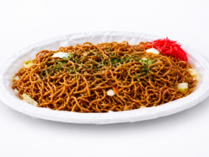 屋台風ソース焼きそばを大皿に盛り付けた商品画像