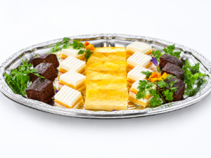 オードブルプランに含まれるケーキアソート。チョコレートケーキや白いケーキ、黄色いケーキを盛り合わせたデザートプレート