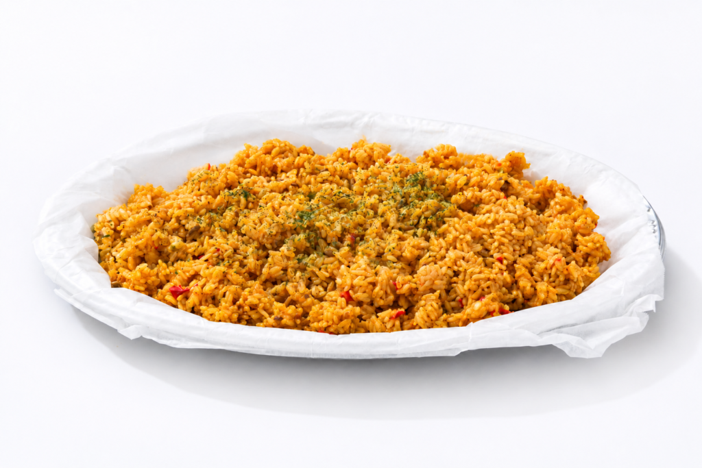 ボリュームアッププランに含まれるカレーピラフを大皿に盛り付けた商品画像