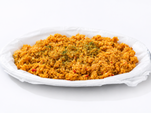 ボリュームアッププランに含まれるカレーピラフを大皿に盛り付けた商品画像