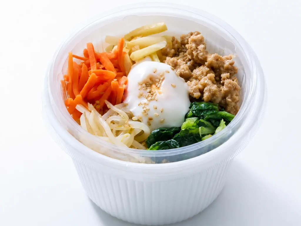 季節野菜のナムルとそぼろに温泉卵を添えたビビンバ丼