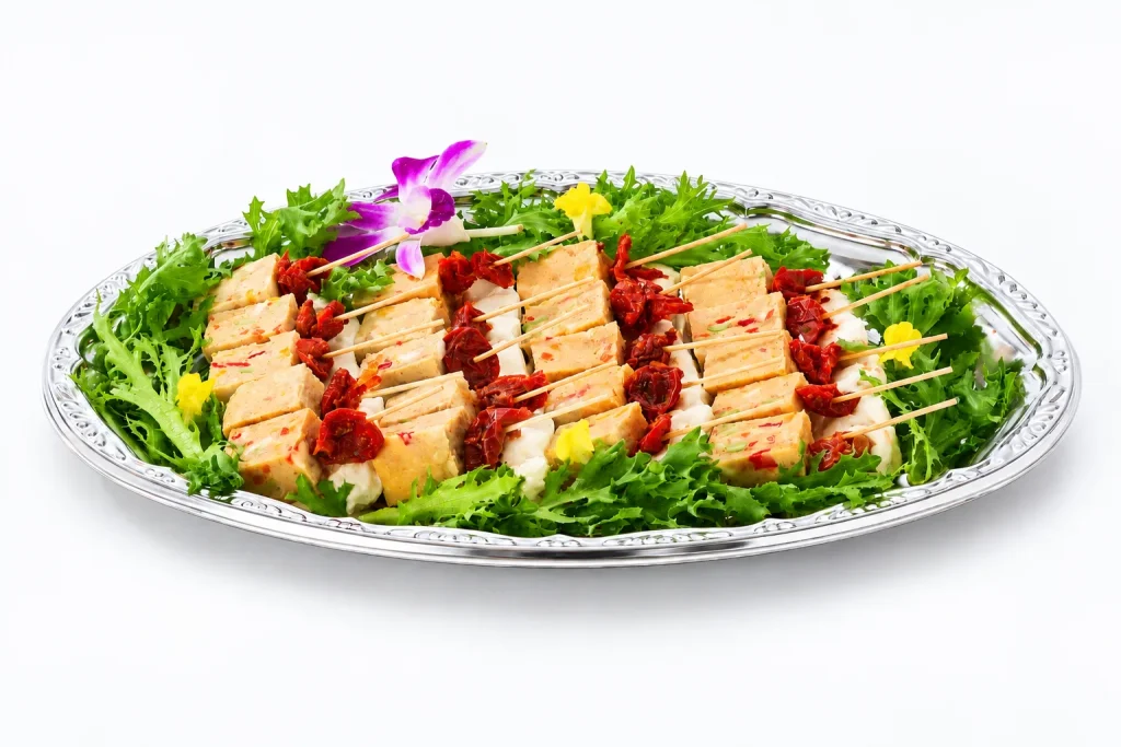 フィンガーフードプランに含まれるチキンパテとドライトマトのピンチョス。チキンパテとドライトマトを串に刺して盛り付けたフィンガーフード