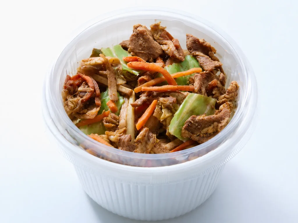 豚肉とキャベツなどの野菜を盛り付けた回鍋肉丼