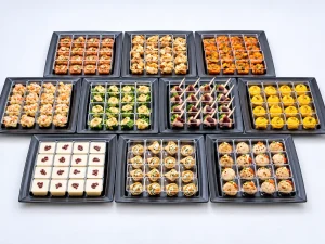 ハートデリの小分けオードブル Premiumプラン。16人前1セットの小分け料理10品を黒いプレートに盛り付けた商品画像