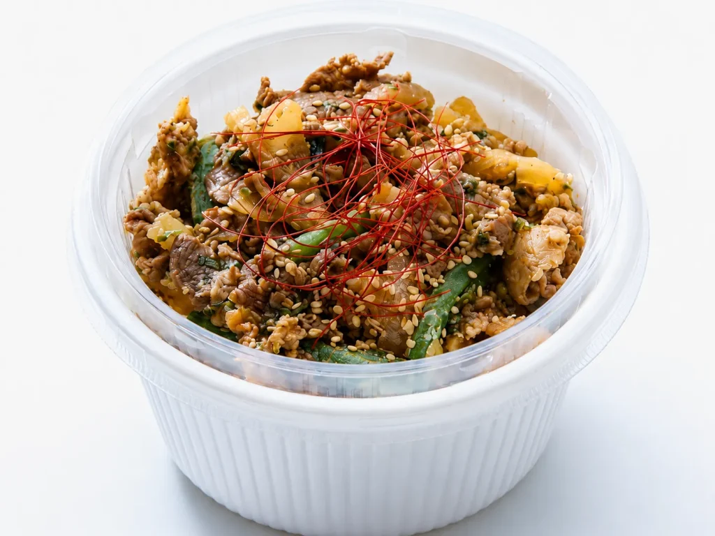 豚焼肉炒めに白ごまと糸唐辛子を添えた焼肉丼